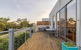 Two Story, Torquay Holiday Home With Large Balcony